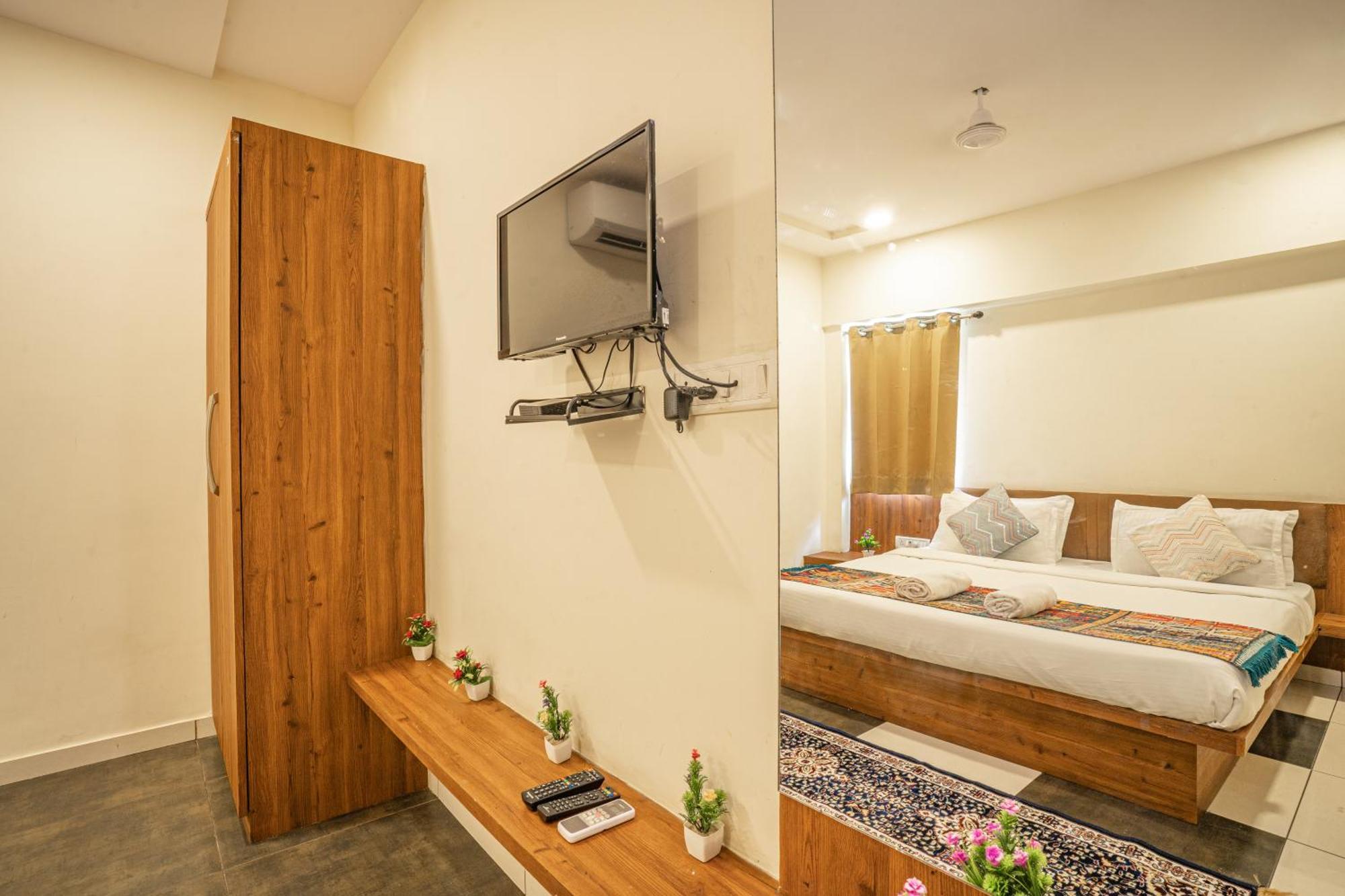 Hotel Naman Udaipur Kültér fotó
