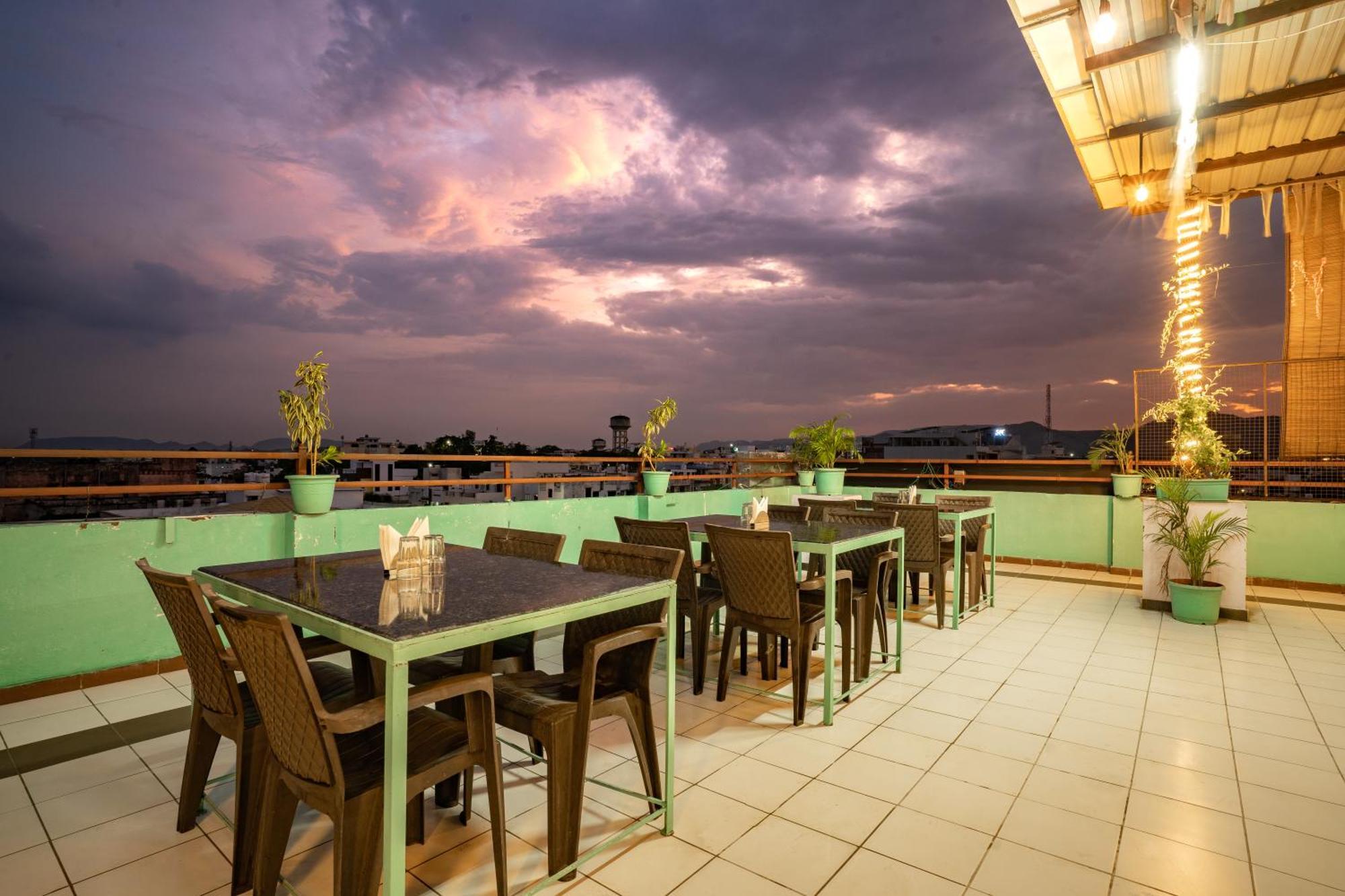Hotel Naman Udaipur Kültér fotó