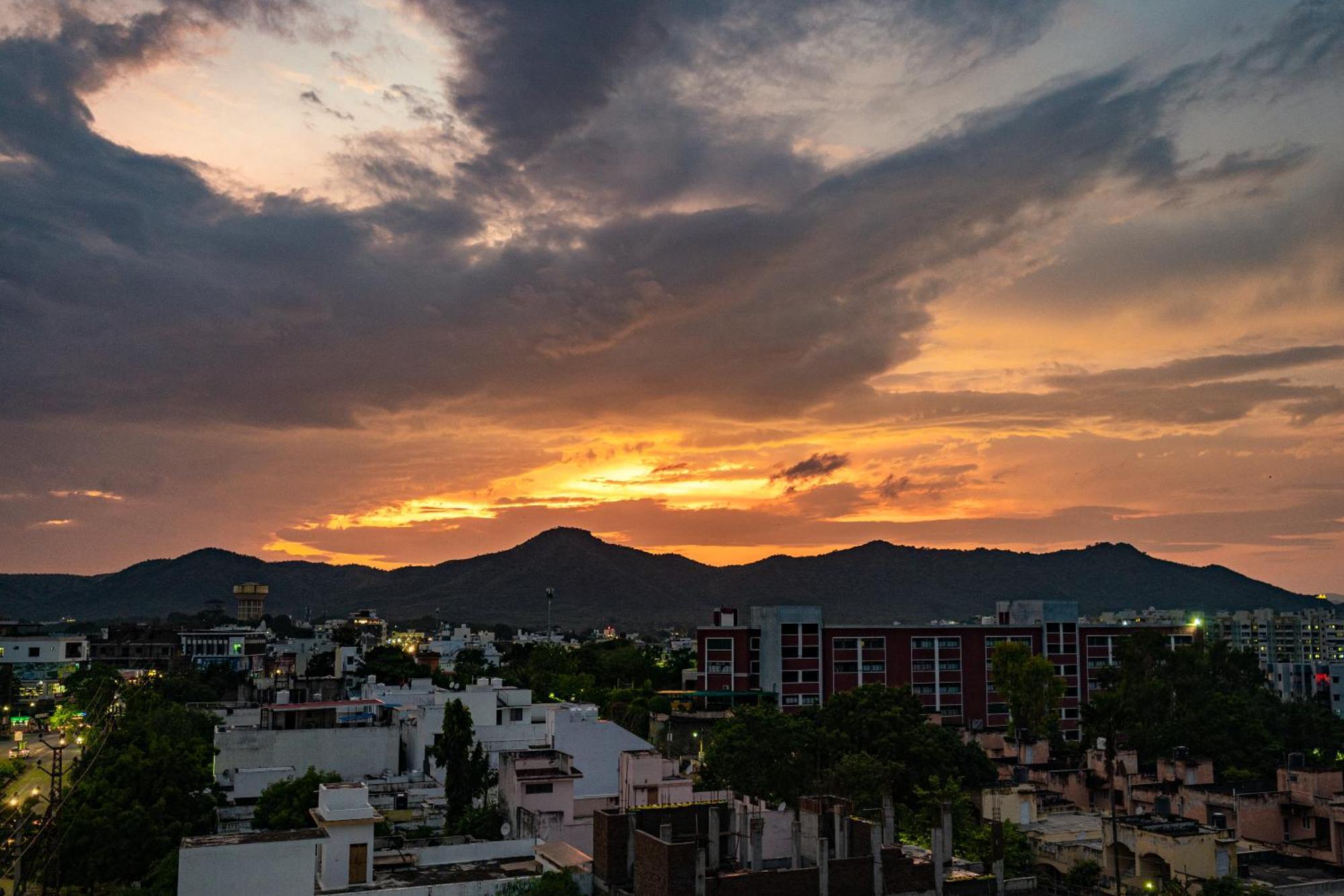 Hotel Naman Udaipur Kültér fotó