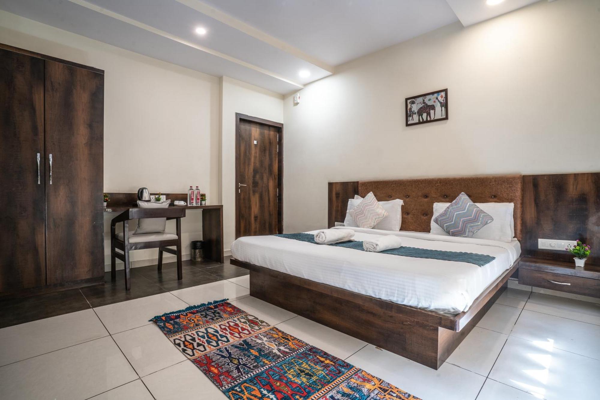 Hotel Naman Udaipur Kültér fotó